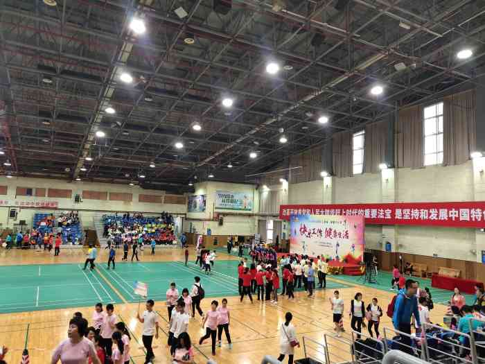 海珠区全民健身中心停车场