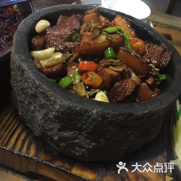 石锅焖肉