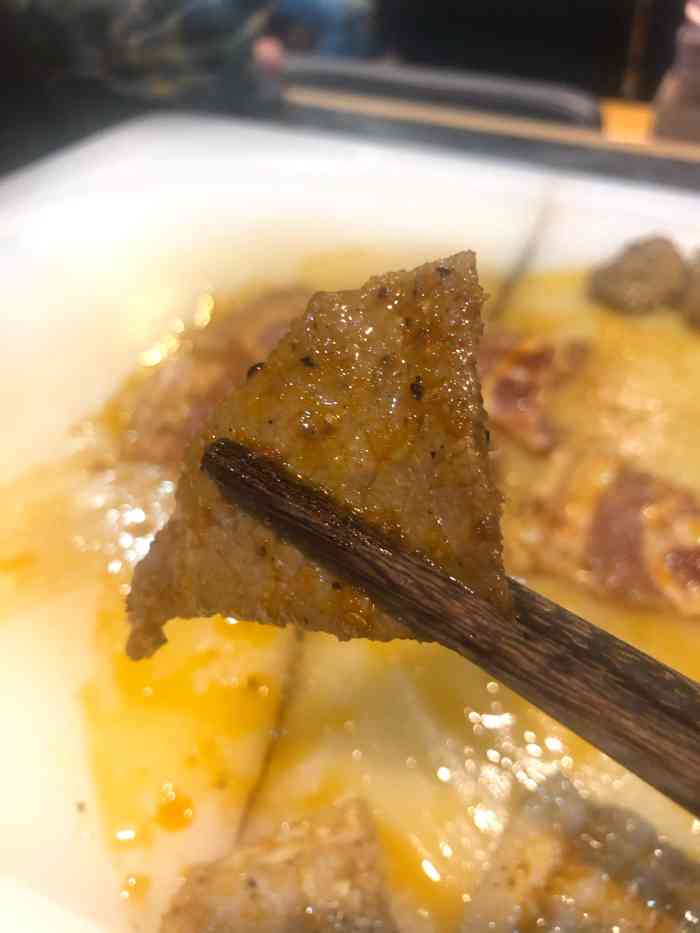 石板先生烤肉-"[薄荷]环境:挺大的一个店,桌子也很宽.