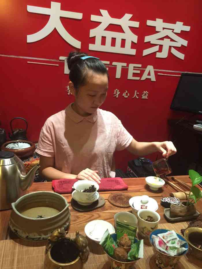 打分 店铺装修古朴典雅,美女老板娘们茶艺一流,茶知识丰富,服务很好