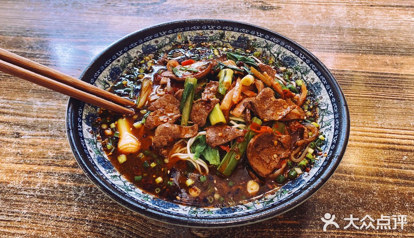 来吃过一次他们家的酸菜肉丝米线,泡椒腰花面,我就着实开始羡慕周边