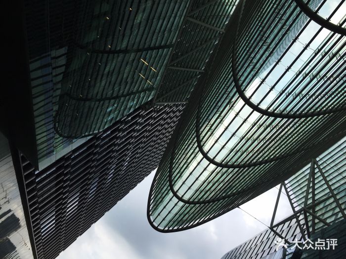 传媒广场位于南施街地铁口,是苏州电视台那.