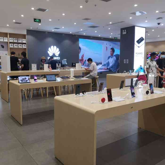 华为授权体验店(万象城店"服务人员连发票都没有给我们,也没有告知