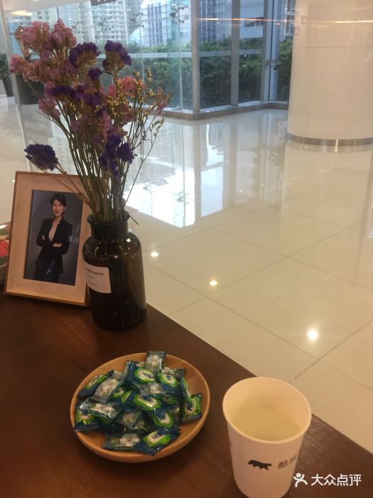 顺利拿到护照了,来点评下帮忙化妆的小姐姐.