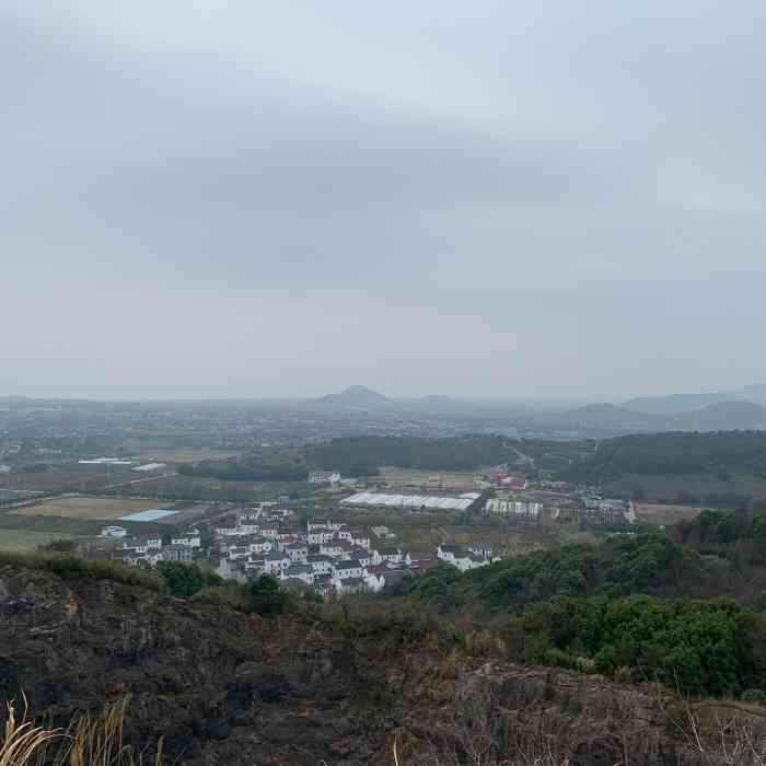 很热的天,在这里唯一可见的小山坡.