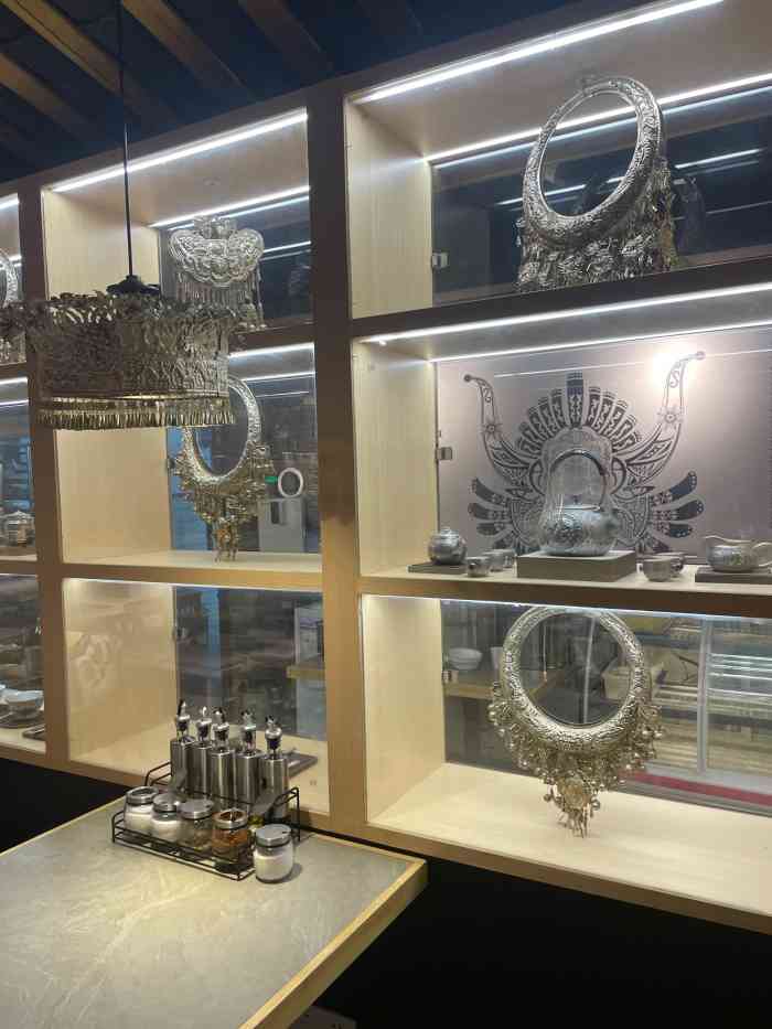 瑞银鸟·银锅制灶酸汤丝娃娃(甲秀楼总店)-"来贵州必须得尝试下丝娃娃