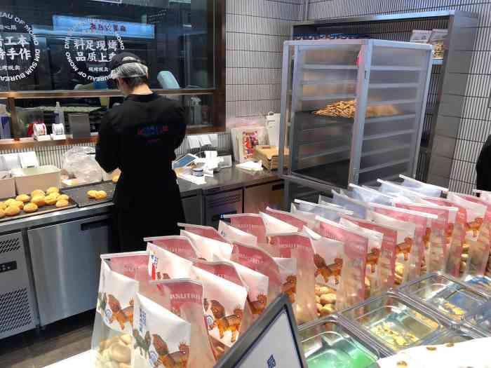 墨茉点心局(国金街店"意外发现这家店,路过两次就看见排长队,卖.