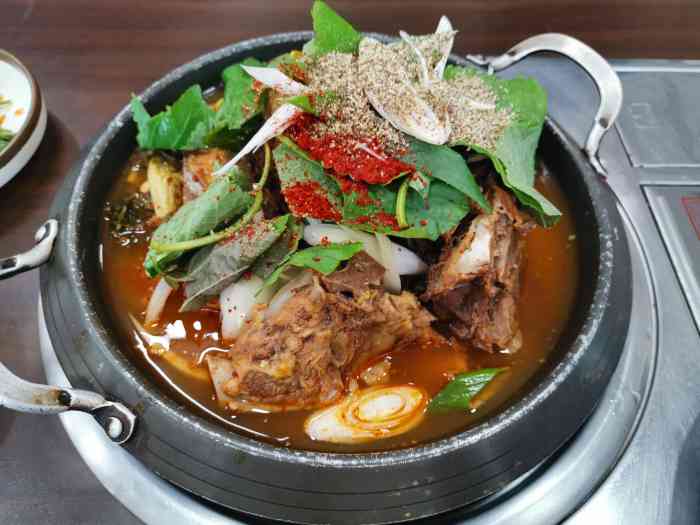 元祖土豆汤"土豆脊骨汤是典型的韩国美食之一,以脊骨.