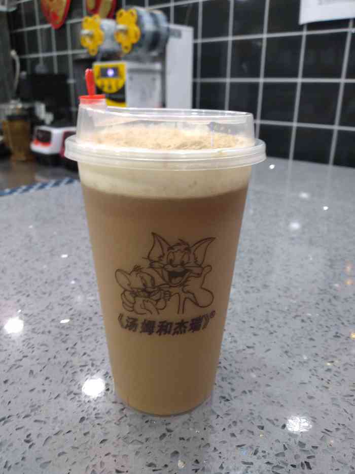 汤姆和杰瑞奶茶-"这家奶茶店就在那个秋千起头那儿,走到这边.