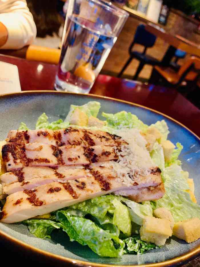 问有没有焦糖松饼服务员一脸懵,而且餐厅一个人没有,感觉很尴尬所以就