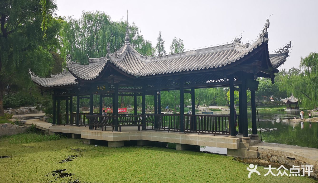 是一座以湖光山色宜人亭台楼阁精美的综合性公园