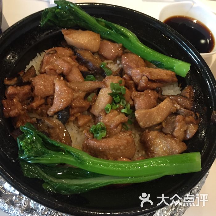 香菇滑鸡煲仔饭