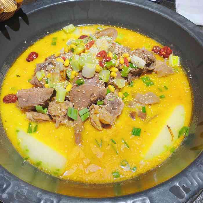 「金汤鹅锅」汤很鲜,有一点点微辣吧,然后肉比较有劲道吧,,但是汤的