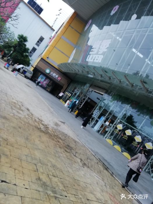 优托邦购物中心奥体中心店停车场