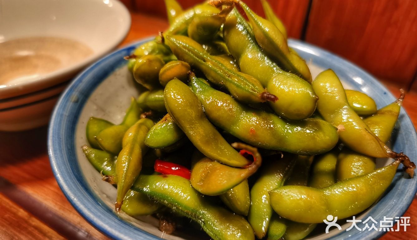 都是卤味下酒菜毛豆鸡爪猪颈肉肥肠