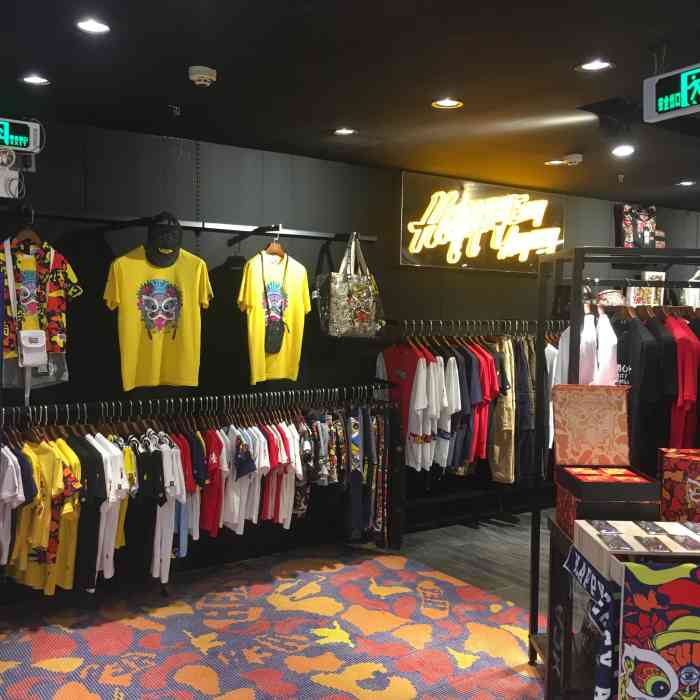 hea(国贸购物广场店)-"国潮风服装店,以醒狮为主题,了