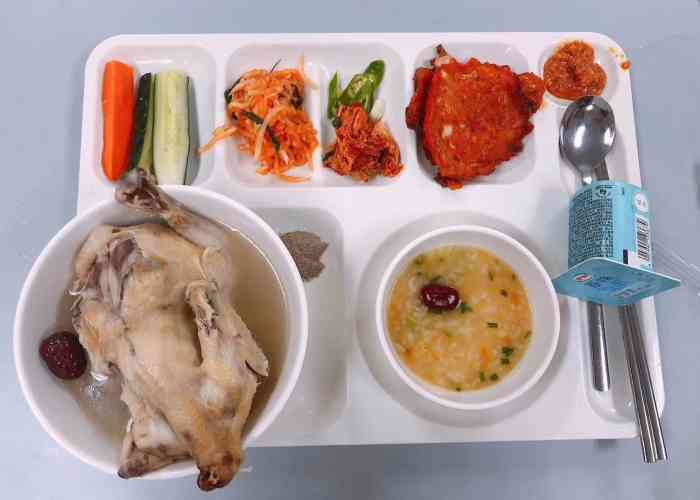 海力士的宿舍还是非常棒的,菜品丰富,中餐韩餐,面食都有,如果觉得