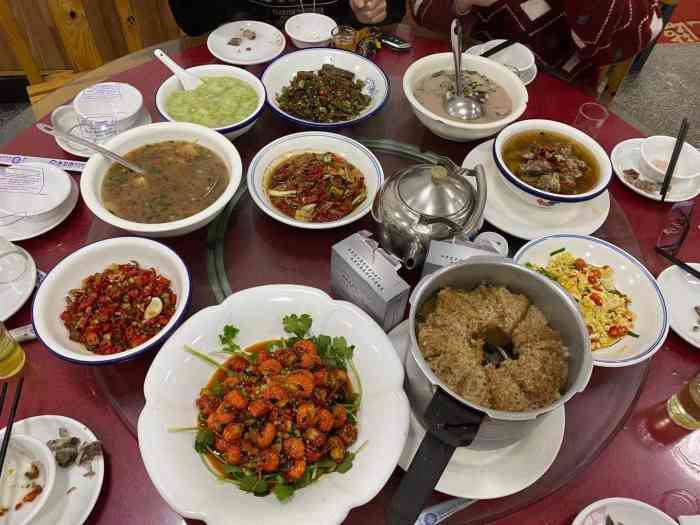 国庆饭店-"陈老板请客吃饭他重点推荐的店子,味道确实.