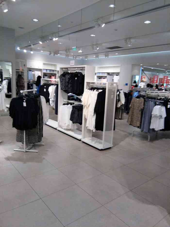 h&m(淄博万象汇店)-"万象汇的h&m位置在整个万象汇的东边,旁.