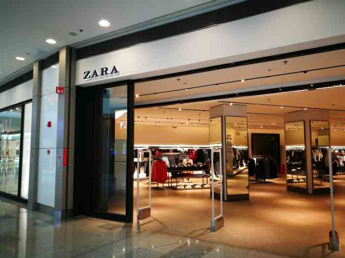 zara(荟聚购物中心店)-"服装类快消品牌,和hm经常相临