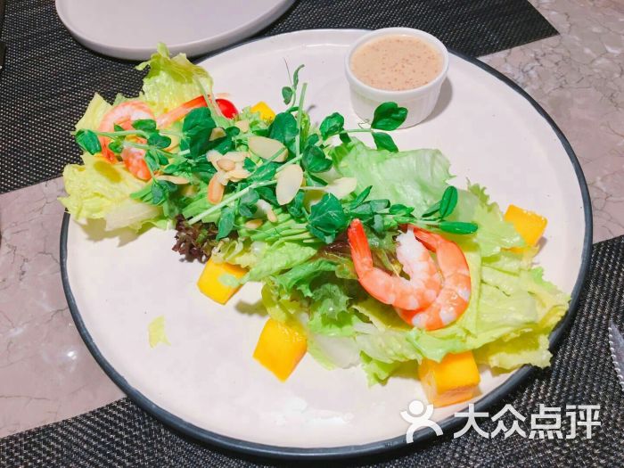鲜虾牛油果沙拉