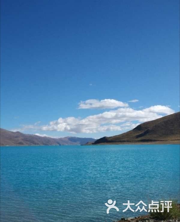 景点蓝色的湖水