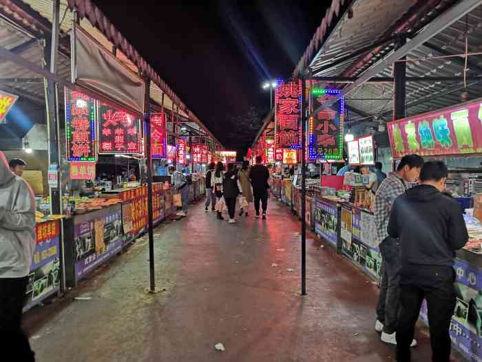 兴业大学城夜市-"很热闹的夜市 地点就在日照大学城 卖各种.