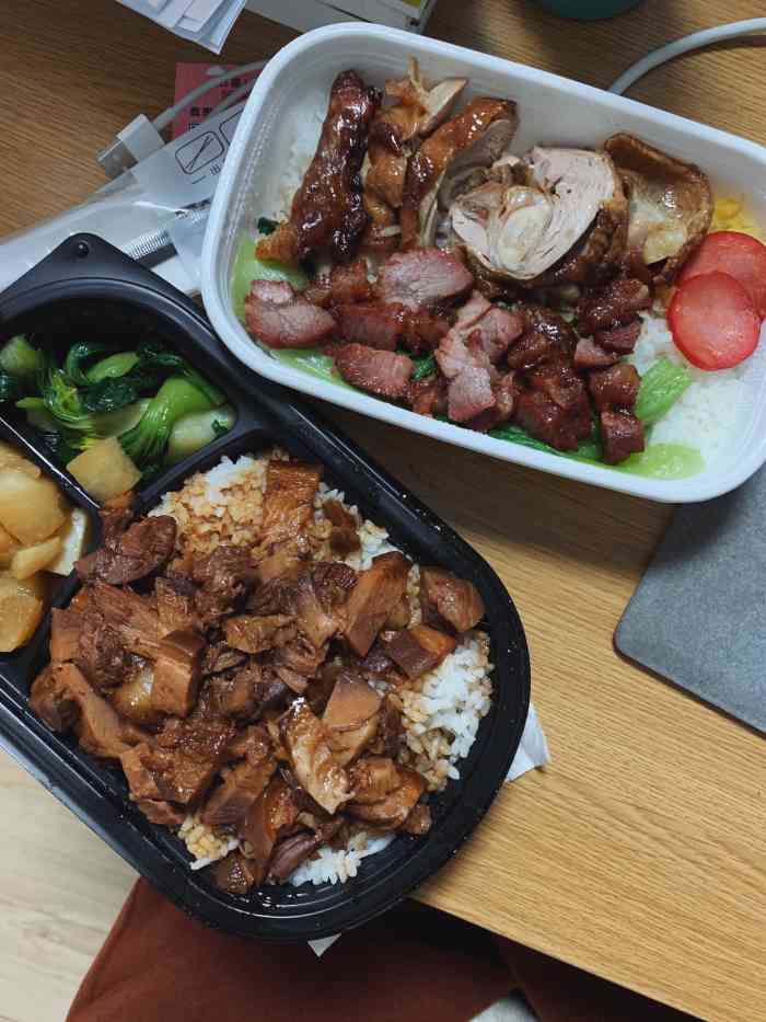 友手友脚猪脚饭"很小的一家类似外卖店的夫妻俩开的店,问道.