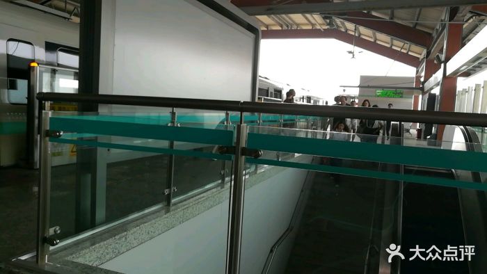 位于周浦万达美食街后面的一幢楼的十四楼,.