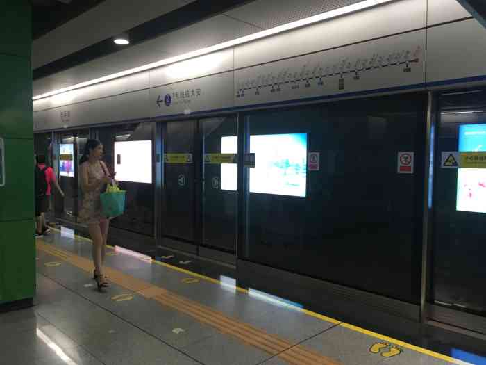西丽湖(地铁站"目前上下班都要在这里过.整体环境很干净.