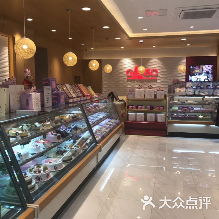 这家店在港隆广场斜对角的地方 招牌还蛮显眼的 曾经元祖蛋糕