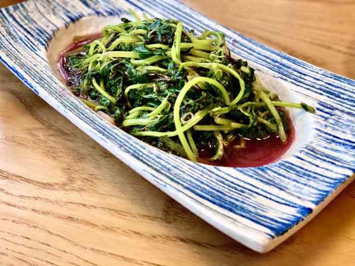 一盆抄饭菜量也是比较大的二个人会吃不光时常素食餐厅的地段蛮好的宁