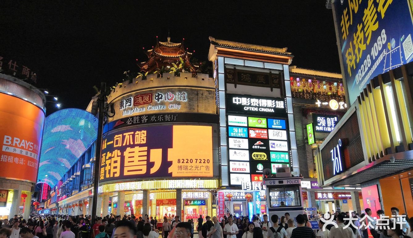 深圳市东门步行街,是深圳历史最为悠久的商业区