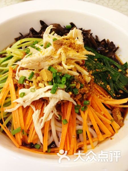 品宣园:环境一般,椅子什么的旧了有污渍.昆明美