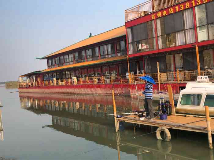 长荡湖水街-"长荡湖水街位于长荡湖畔,由50多条餐饮船