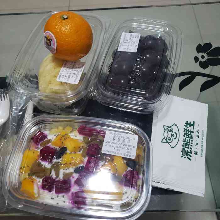 浣熊鲜生-"里面水果种类还是比较丰富的,地方不大,多.