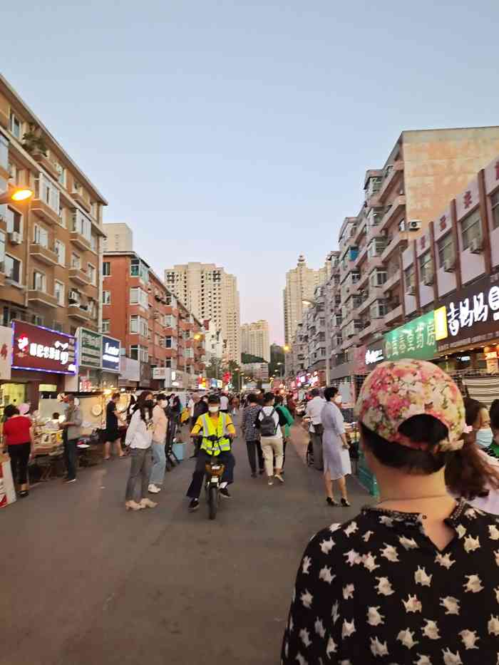 成仁商业街-"以前是太原街夜市后期改成了成仁商业圈.