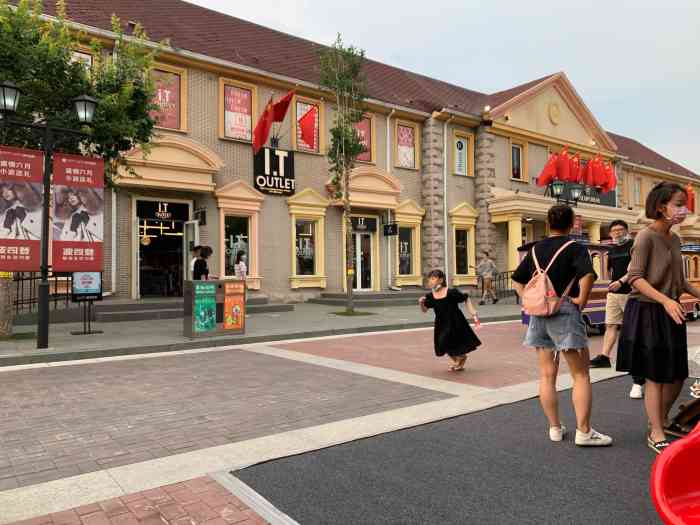 北京赛特奥莱-"交通便利,地铁15号线马泉营站下车即到