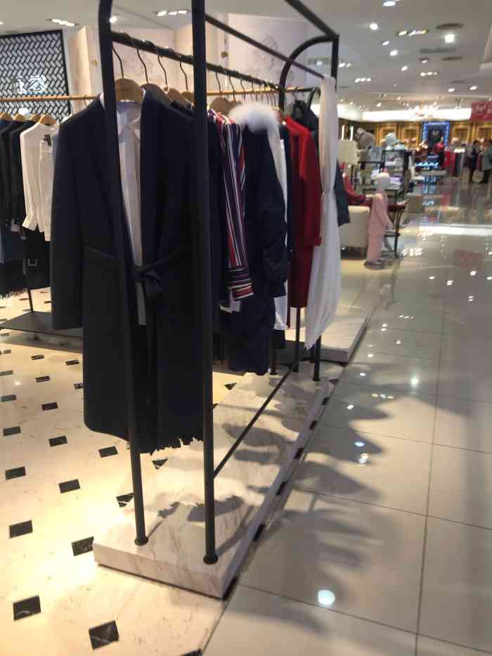 服装品牌 [店铺位置]:位于地铁2号线,街道口站b口,步行120米,群光广场