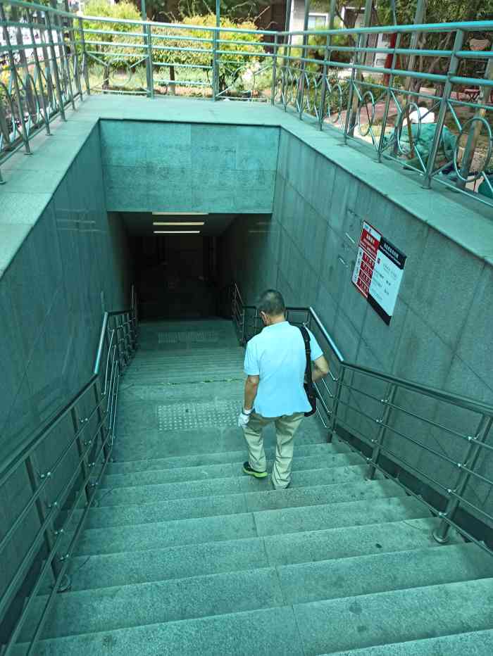 鞍山道(地铁站"因地铁7号线海光寺站管线切改及导行路修建.