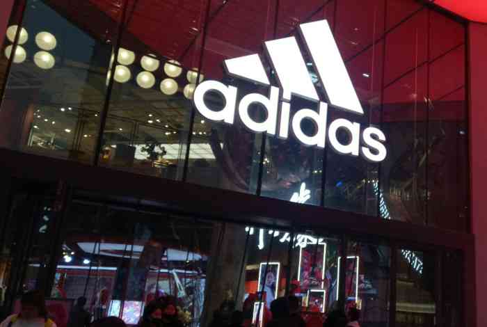 阿迪达斯(南京东路旗舰店)-"有nike的地方就有adidas