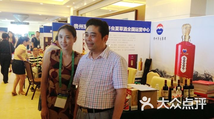 茅台北冬虫夏草酒演员在茅台北冬虫夏草酒发布会上演唱图片-北京烟酒