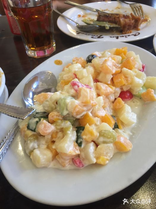 进店的时候门口坐着一位抽着烟的霸气老爷爷