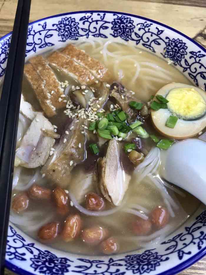 弥勒云南卤鸡米线(集美店)-"扒肉米线,光盘～整体是不错滴,酸菜很好吃