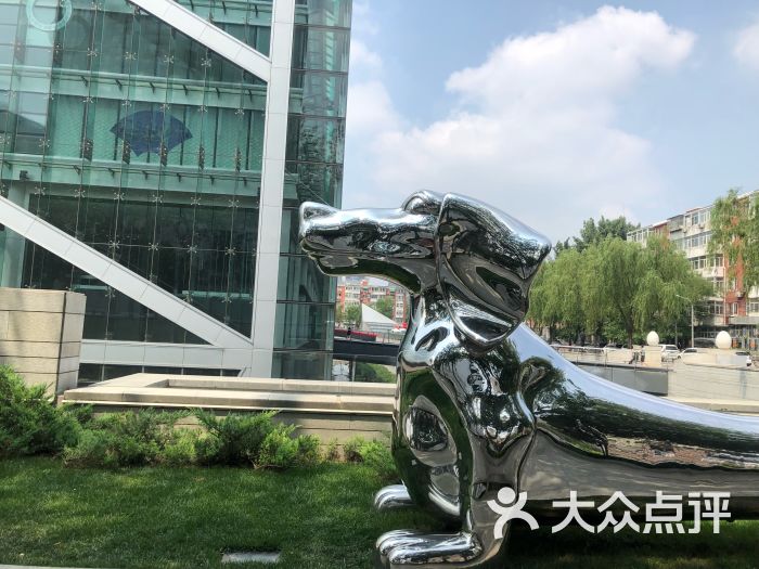侨福芳草地购物中心外面的雕塑图片 - 第3张