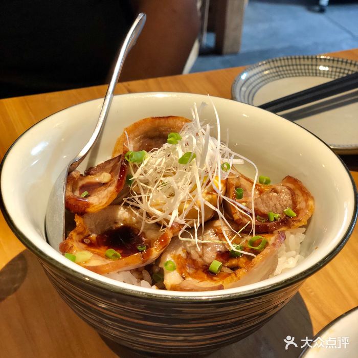 炙烤叉烧肉盖饭