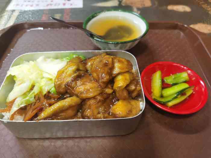 他家的盒饭是老式盒饭的味道,量也很足,最爱吃沙拉鸡排饭,鸡排也不腻