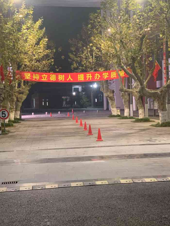 昆山柏庐高级中学"真的是非常好的学校,虽然很新,但是一看校.