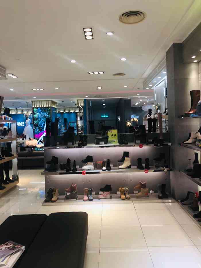 起来逛街道口群光广场,在二楼发现了这家女鞋店,里面有很多款式的鞋子