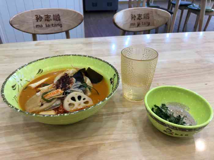 孙志鹏麻辣烫(铁西店"环境★每一个桌子上都有一个摆.